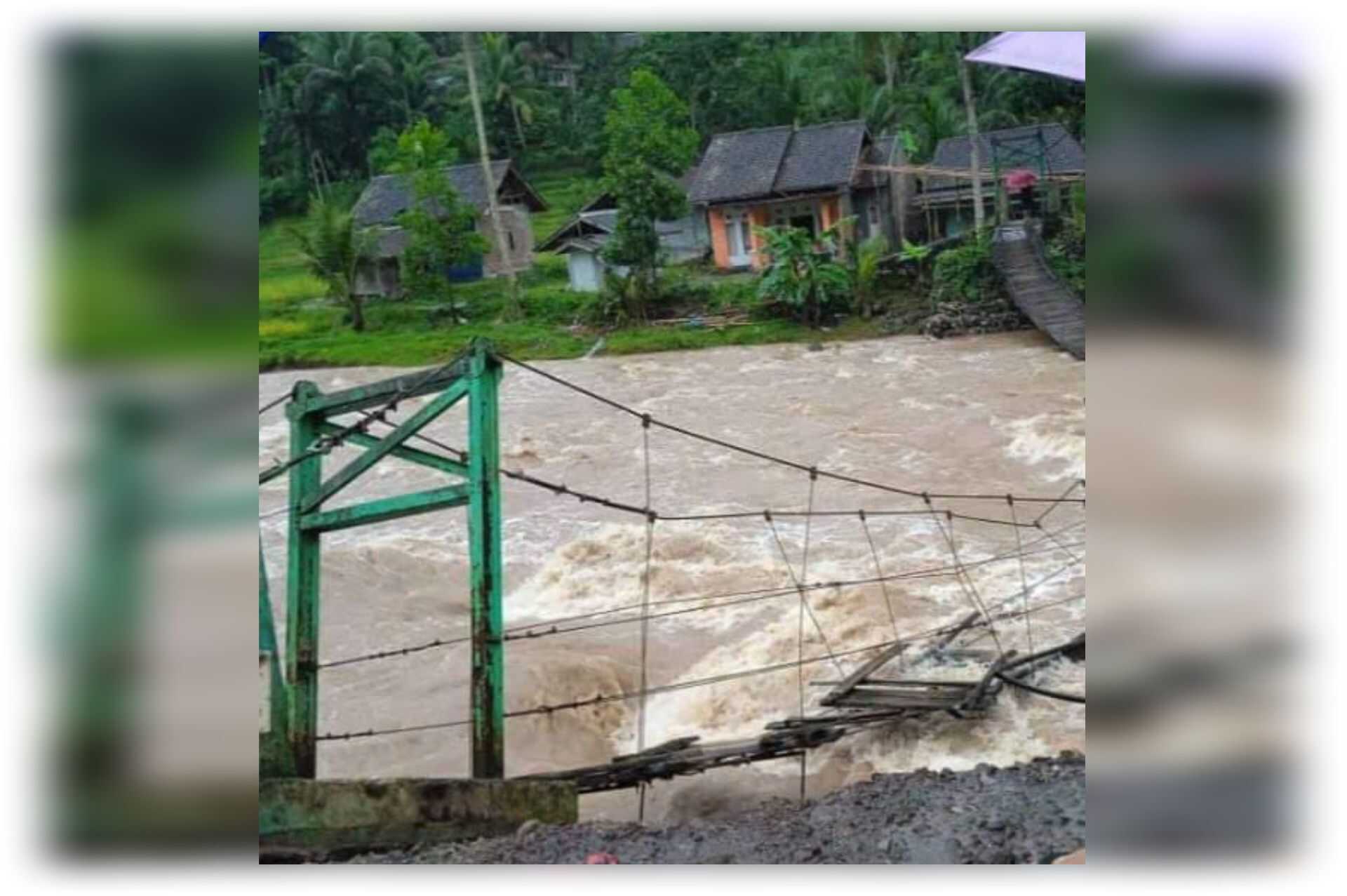 Jembatan Gantung Ambruk Tergerus Longsor di Cisompet Garut, Akses Warga Terdampak